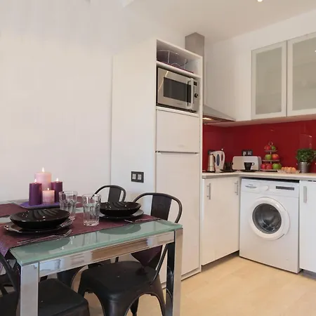 Apartment Center Two Bedrooms Apartment, In A 1870's Full Renewed Building *